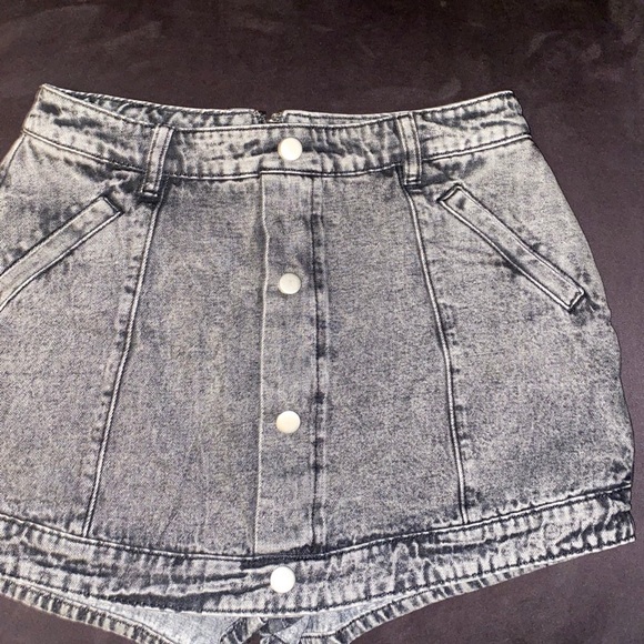 NWOT- Blue Blush- Black Acid wash Denim Skort - Picture 6 of 7